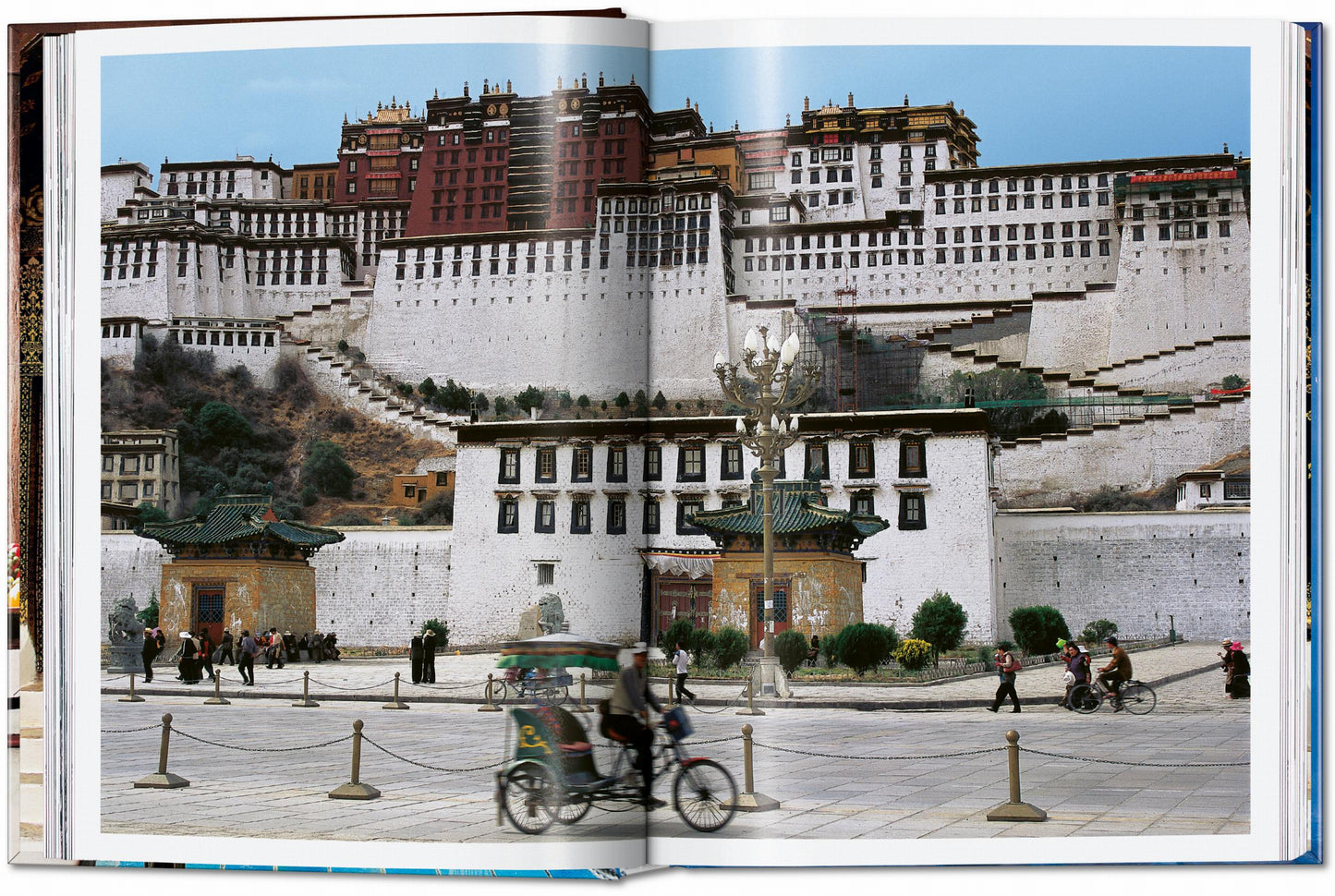 Living in Asia. 40th Ed. (German, French, English) Book