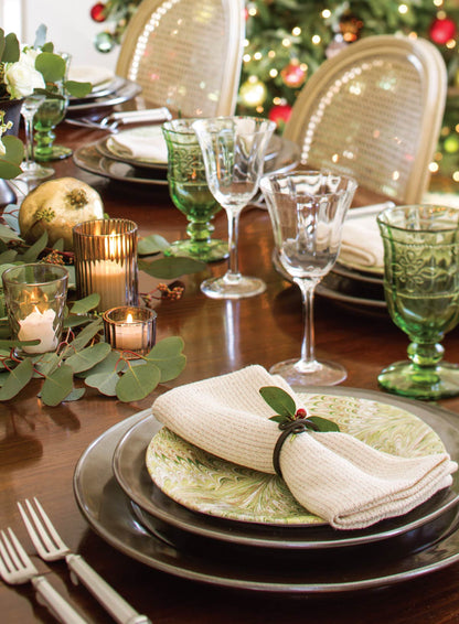 Southern Lady - Christmas: Best Of The Season, Entertaining Guide, Top-Rated Recipes, Décor Ideas, Tabletop Touches, Menus, Homemade Treats, Tips For Gracious Gifting, Glittering Vignettes & More!