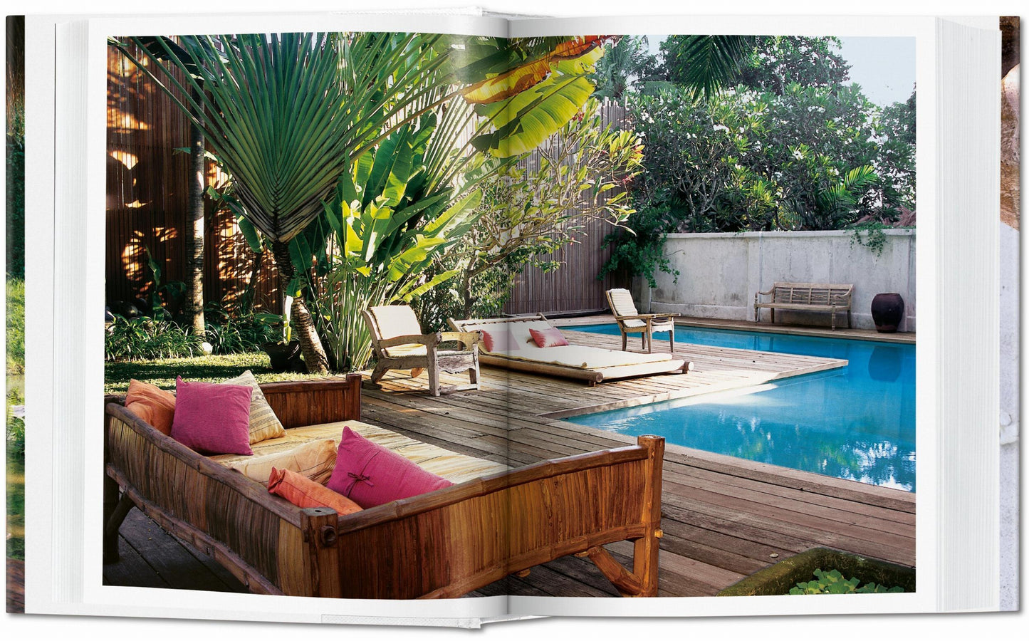 Living in Bali. 45th Ed. (German, French, English) Book