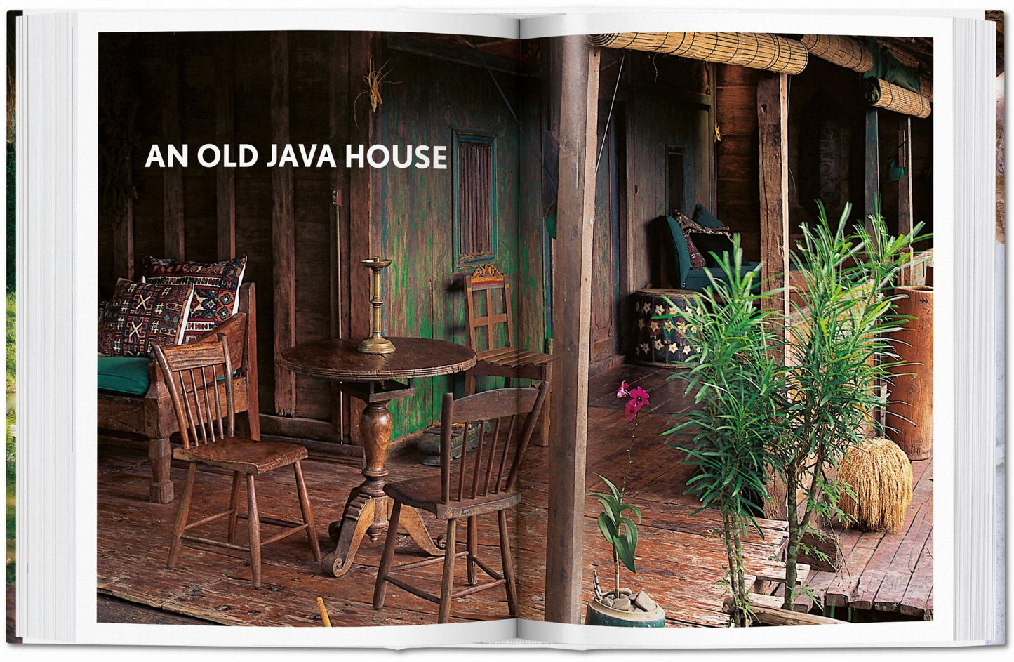 Living in Bali. 45th Ed. (German, French, English) Book