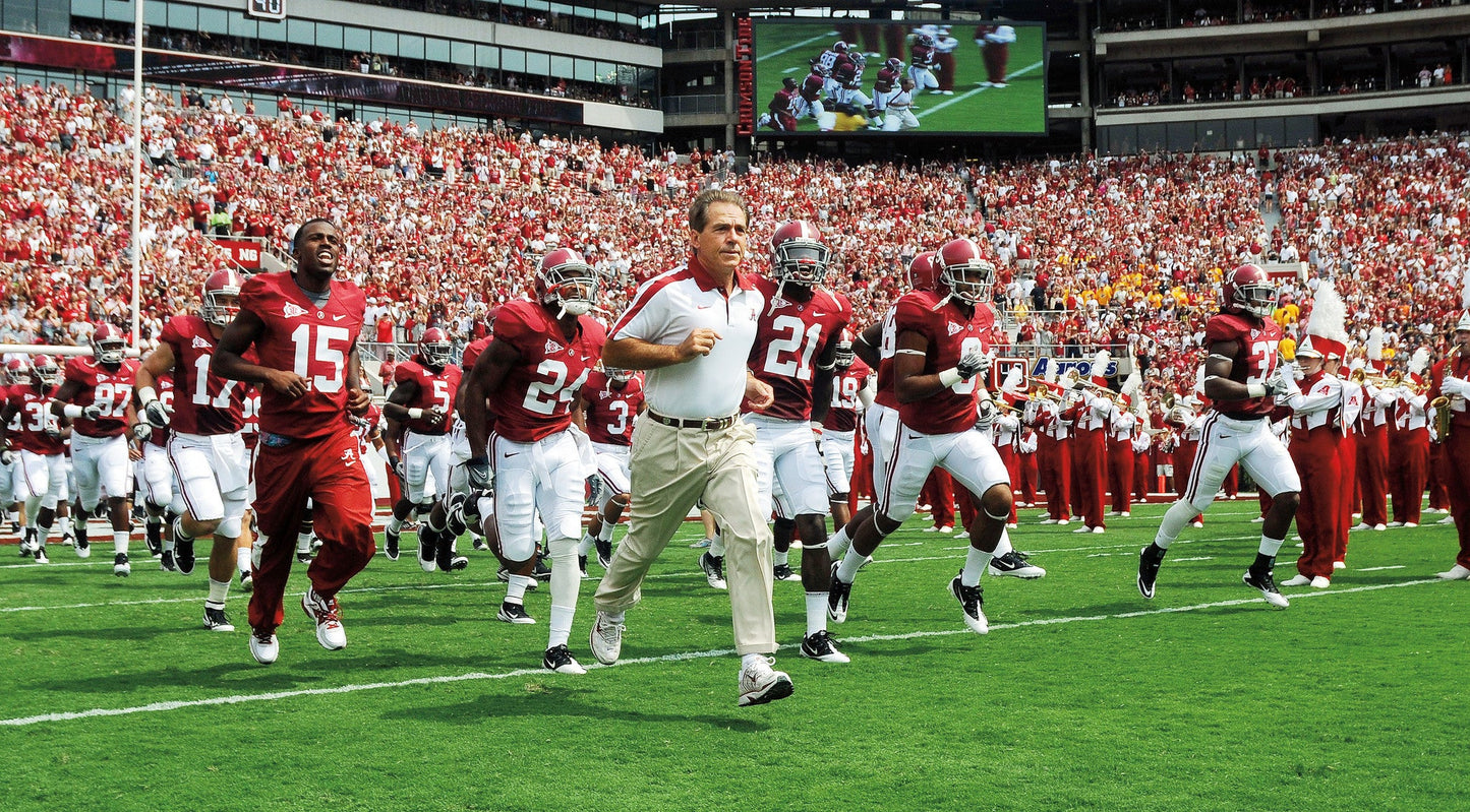 Crimson Reign: Alabama's 2011 Season and Return to the top of College Football Book