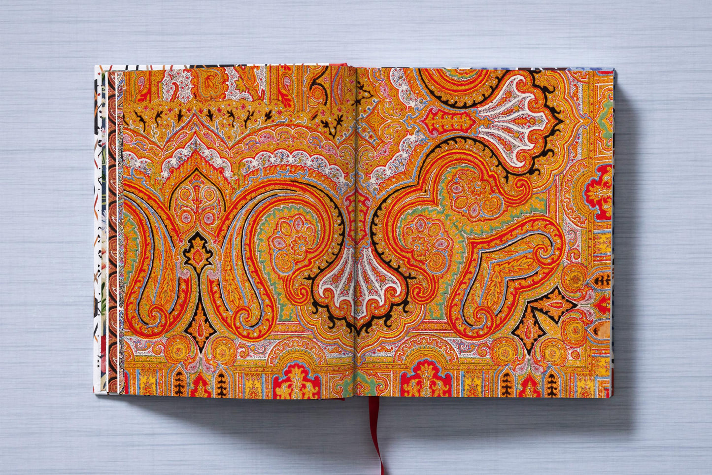 The Book of Printed Fabrics. From the 16th century until today (German, French, English) Book