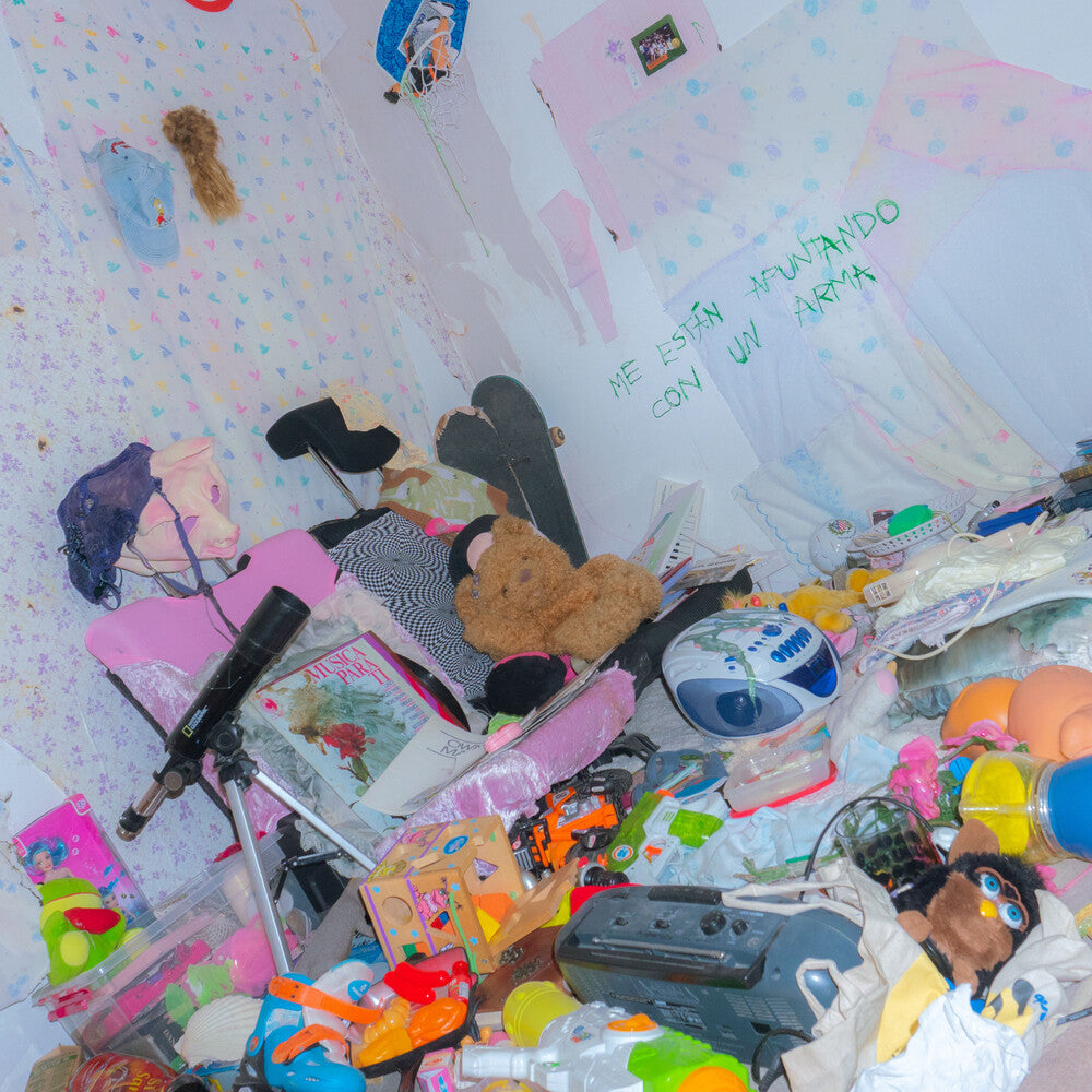 the album cover for Aiko El Grupo - Me Estan Apuntando Con Un Arma [Colored Vinyl] (Post) (Wht)