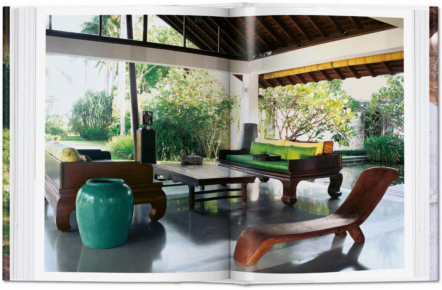 Living in Bali. 45th Ed. (German, French, English) Book