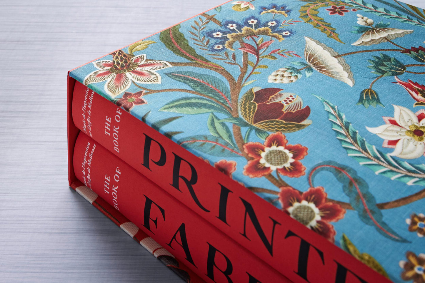 The Book of Printed Fabrics. From the 16th century until today (German, French, English) Book