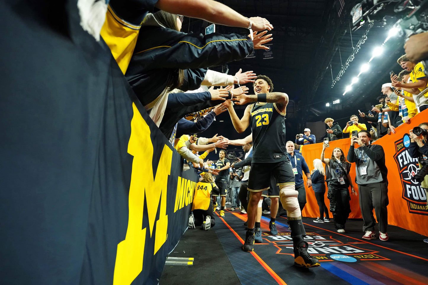 MAIZE THE ROOF: How the Michigan Wolverines Dominated College Basketball Book