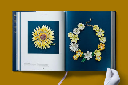 Costume Jewelry (German, French, English) Book