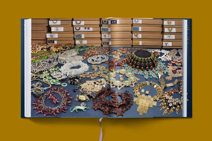 Costume Jewelry (German, French, English) Book