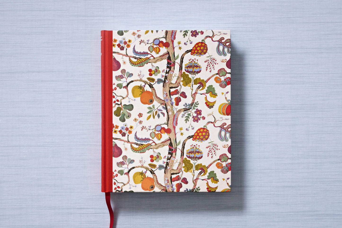 The Book of Printed Fabrics. From the 16th century until today (German, French, English) Book