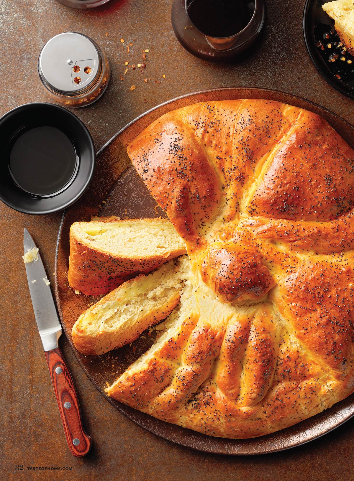 Taste Of Home - Comfort Food Favorites: 109 Hearty & Homey Recipes, Linked To Uplift Childhood Memories, Family Traditions & Nostalgia, Oven Ready In 15 Minutes, Casseroles, Soups, Desserts & More!